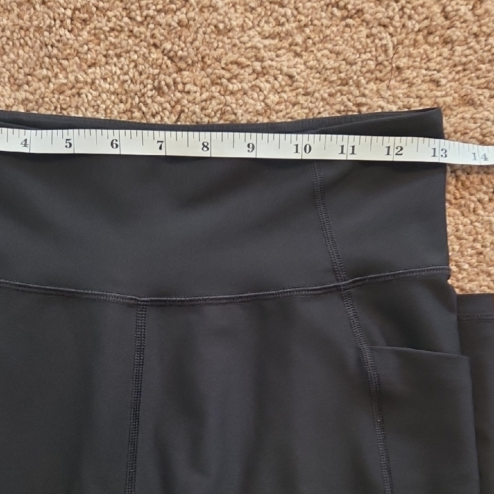 High-Rise Black Capri Leggings with Side Pockets - Picture 6 of 7